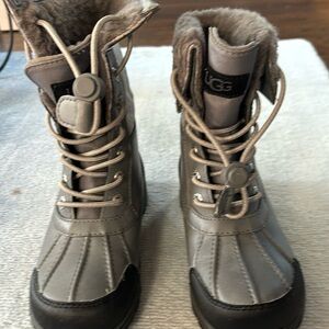 Kids Sz 1 Uggs Butte Li Pwr Snowboots